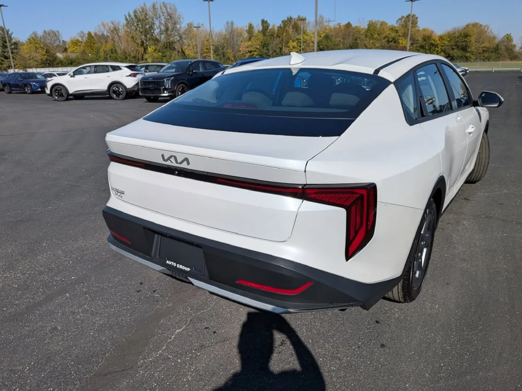 New 2027 Snow White Pearl Kia LXS image 34