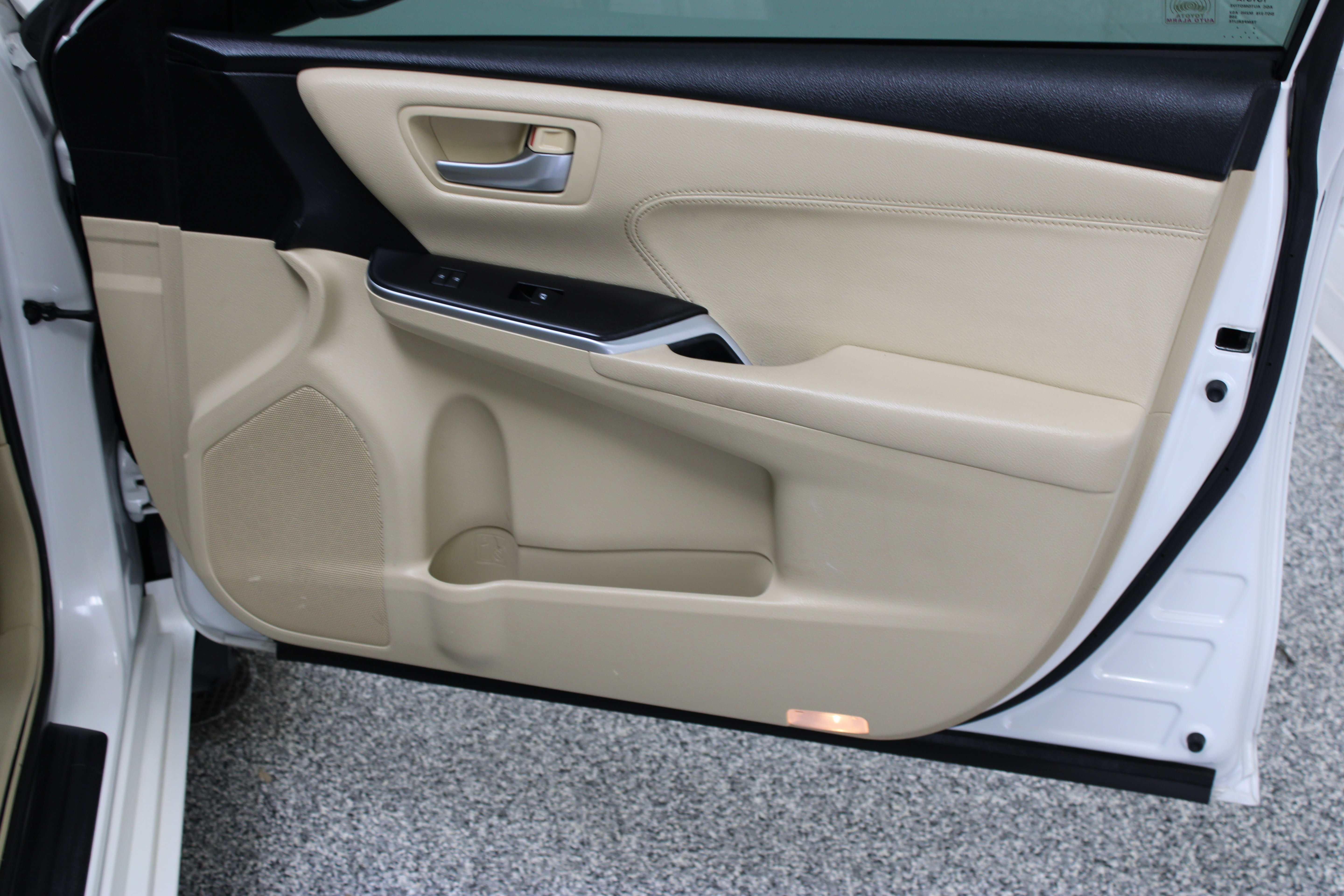 Used 2015 Blizzard Pearl Toyota XLE 3.5L image 36