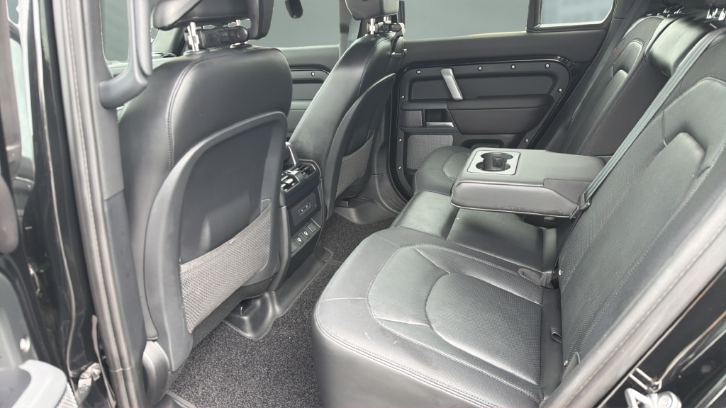 Used 2024 Santorini Black Metallic Land Rover X-Dynamic SE image 18