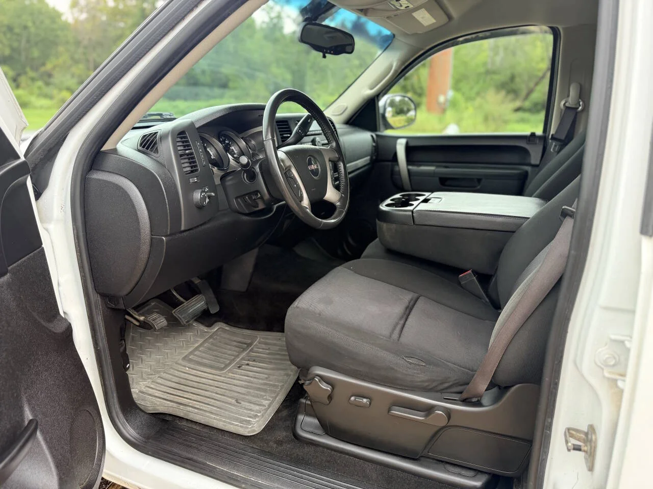 Used 2011 White GMC SLE 4x2 4dr Crew Cab 5.8 ft. SB image 10
