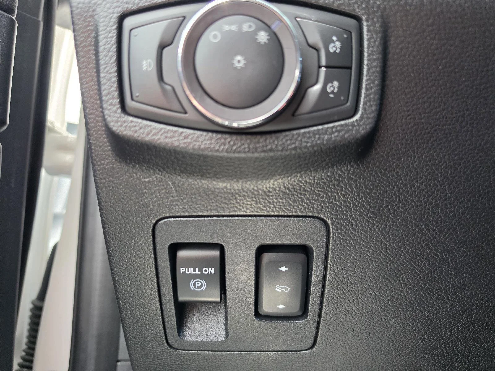 Used 2019 White Platinum Metallic Tri-Coat Ford Platinum image 43