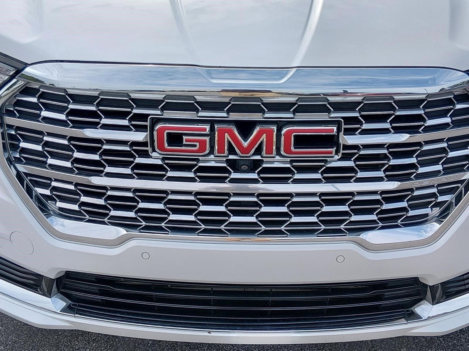 Used 2024 White Frost Tricoat GMC Denali image 9