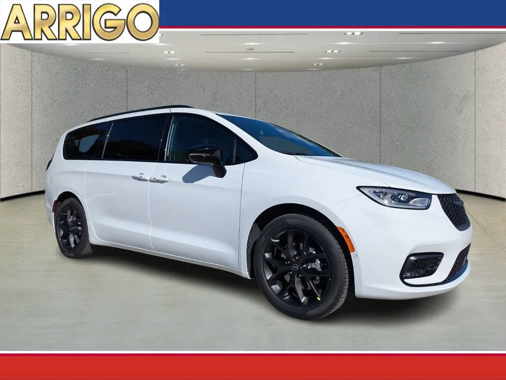 2026 Chrysler Pacifica Select's photo