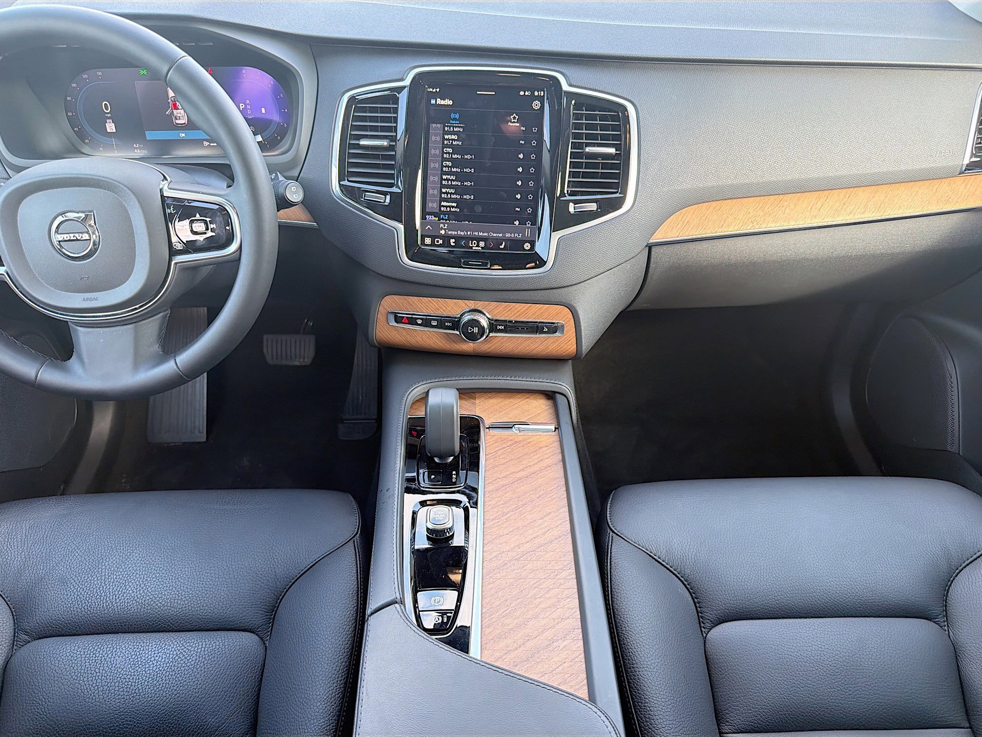 Used 2024 Vapour Gray Metallic Volvo Plus Bright Theme image 19