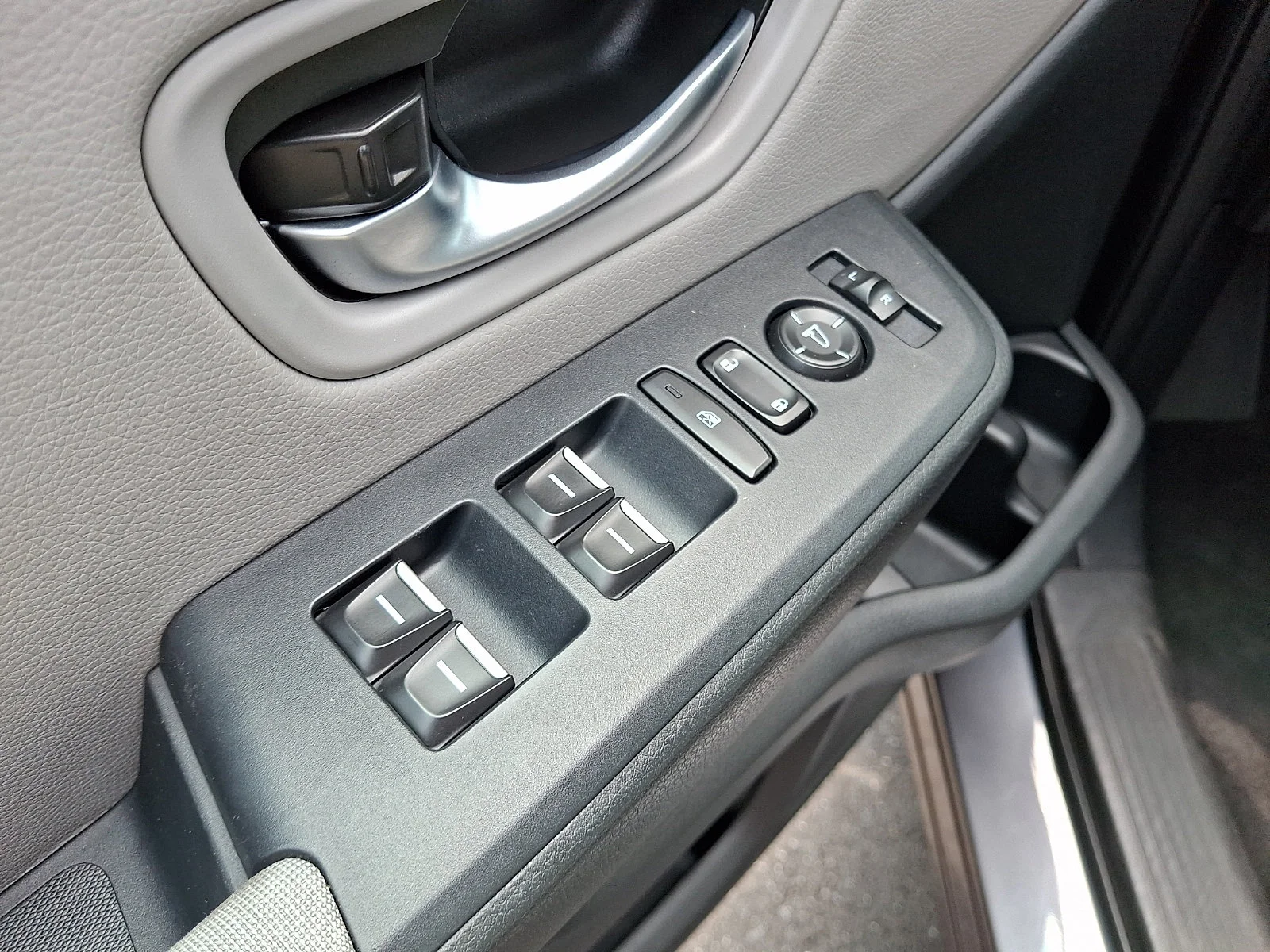 2023 Honda Pilot LX - Photo 25