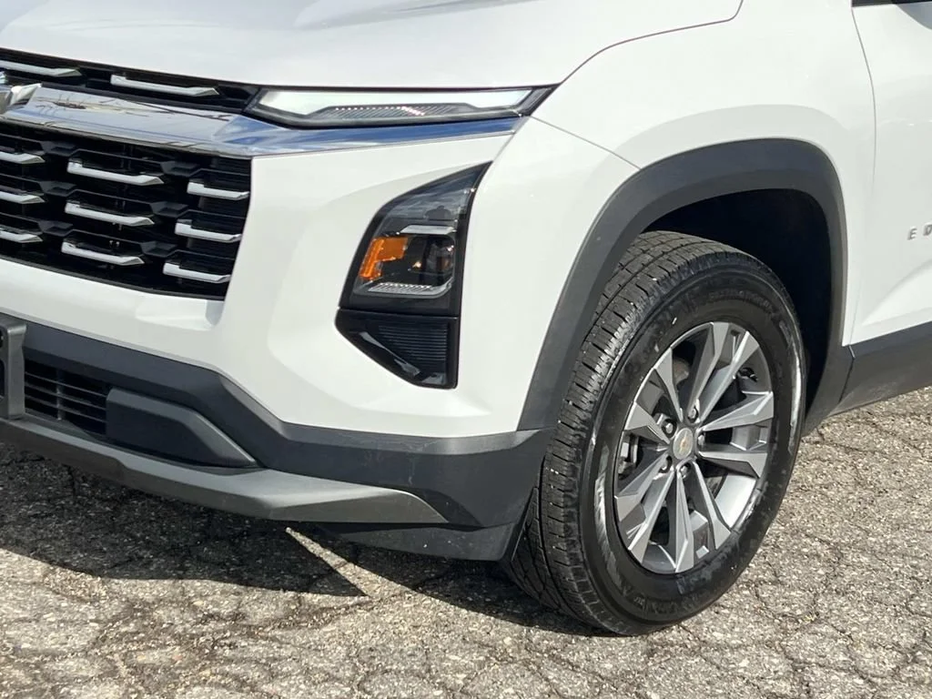 Used 2025 Summit White Chevrolet LT image 7