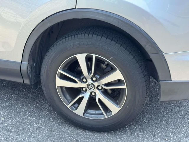 Used 2018 Silver Toyota XLE image 15