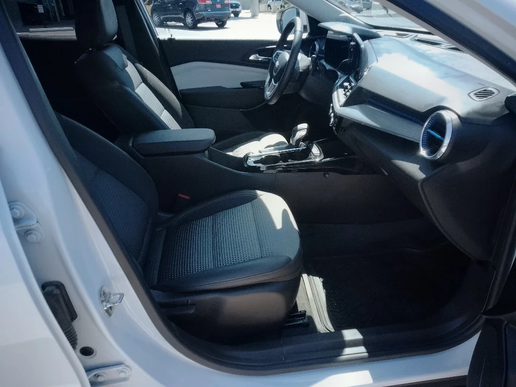 Used 2025 Summit White Chevrolet LT image 15