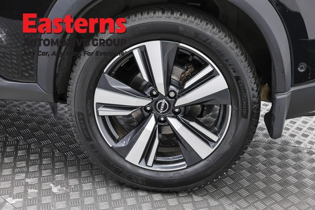 Used 2023 Black Nissan Platinum image 35
