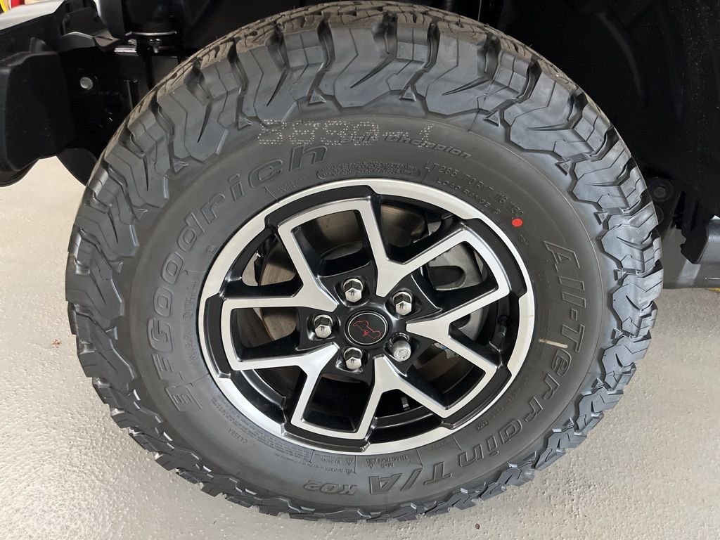 New 2026 Bright White Clear-Coat Exterior Paint Jeep Rubicon image 6