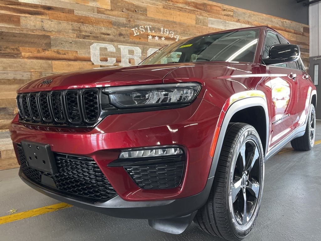 Used 2023 Velvet Jeep Limited image 10