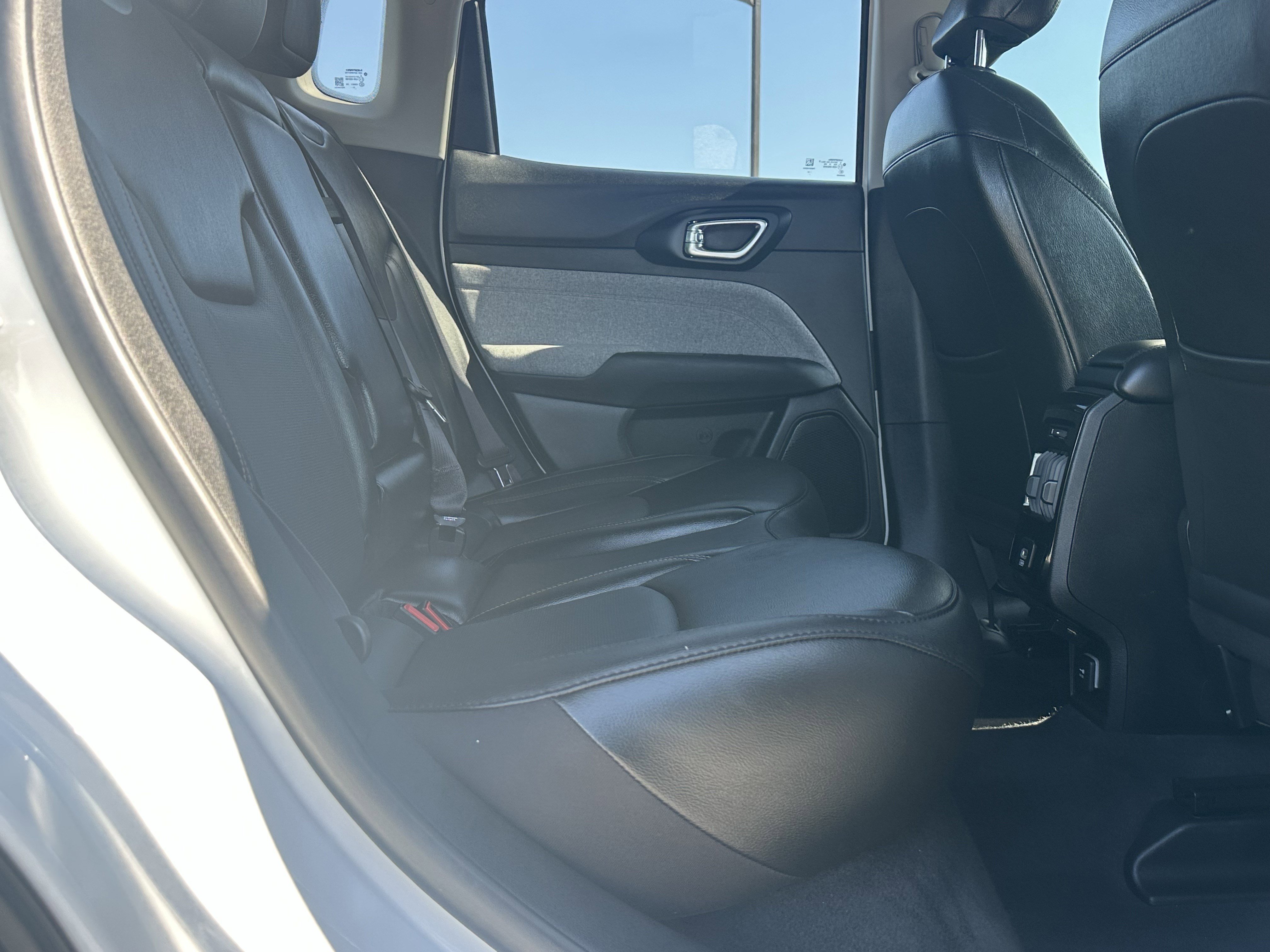 Used 2022 Bright White Clearcoat Jeep Latitude Lux image 15