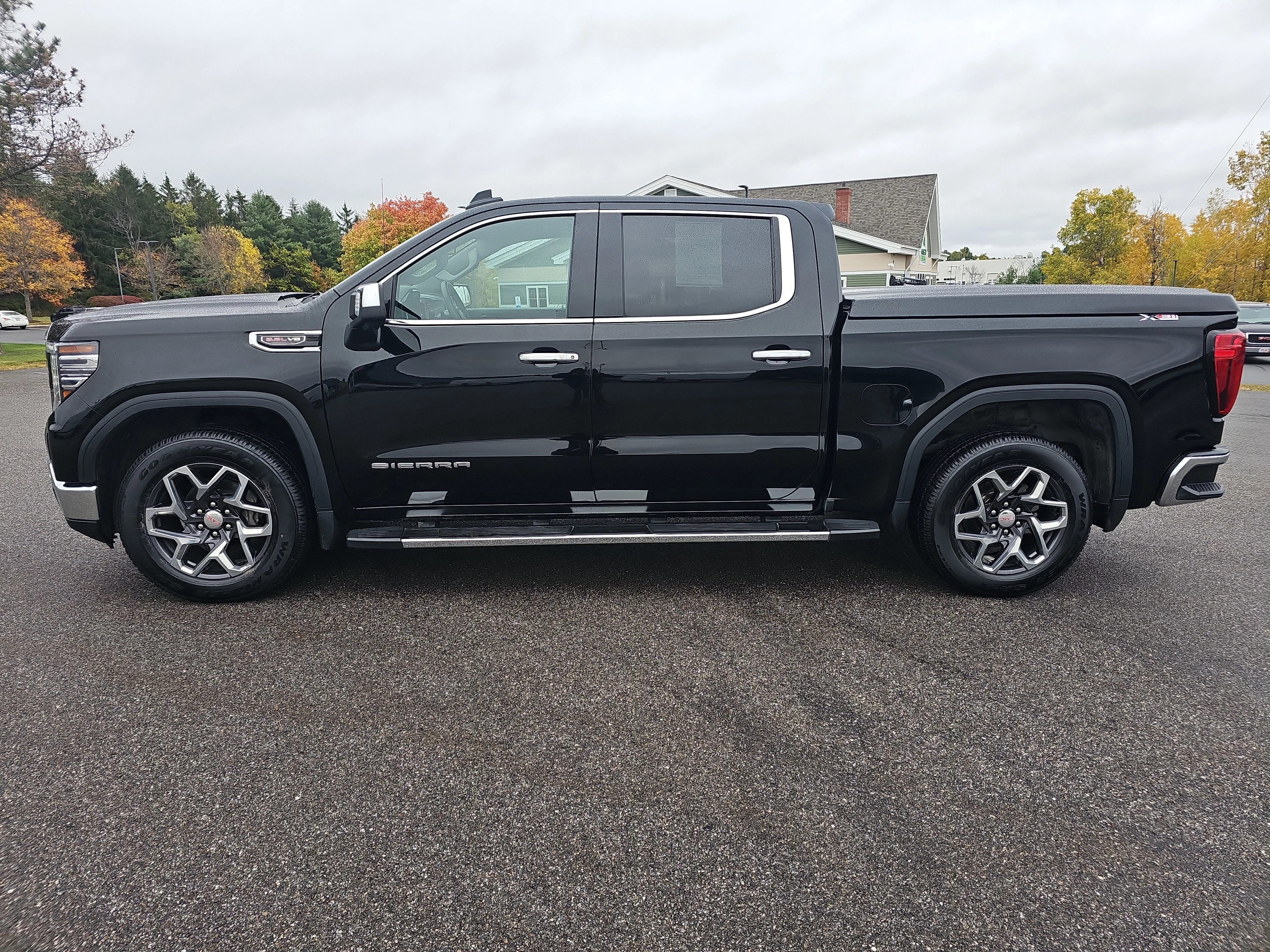 Used 2023 Onyx Black GMC SLT image 2