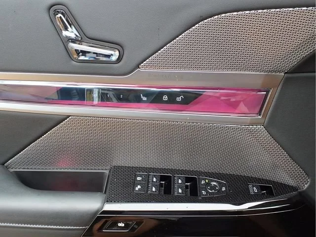 Used 2025  BMW 740i xDrive image 18