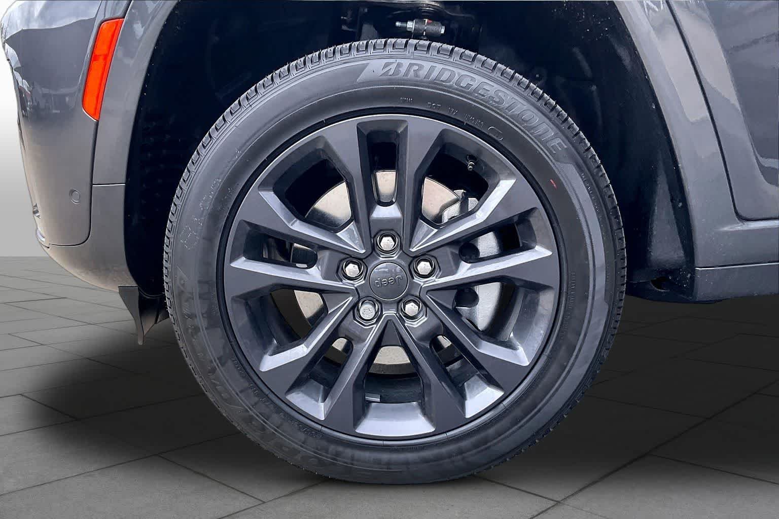 New 2026 Baltic Gray Metallic Clear-Coat Exterior Paint Jeep Limited Reserve image 11