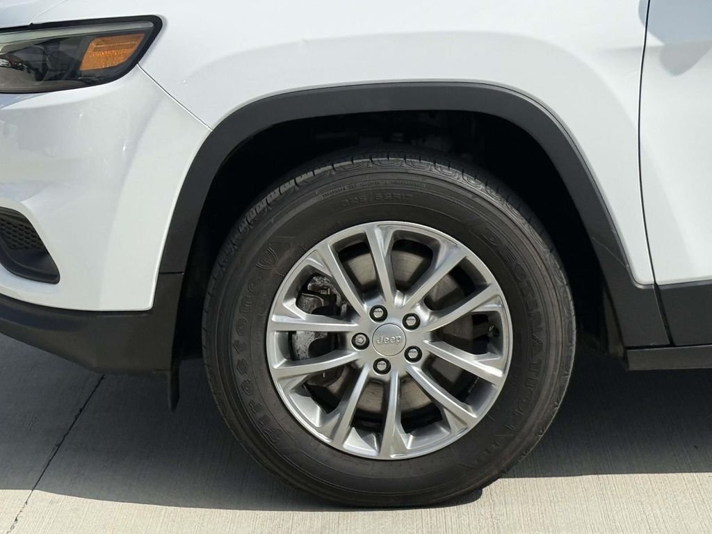 Used 2021 White Jeep Latitude Lux image 11