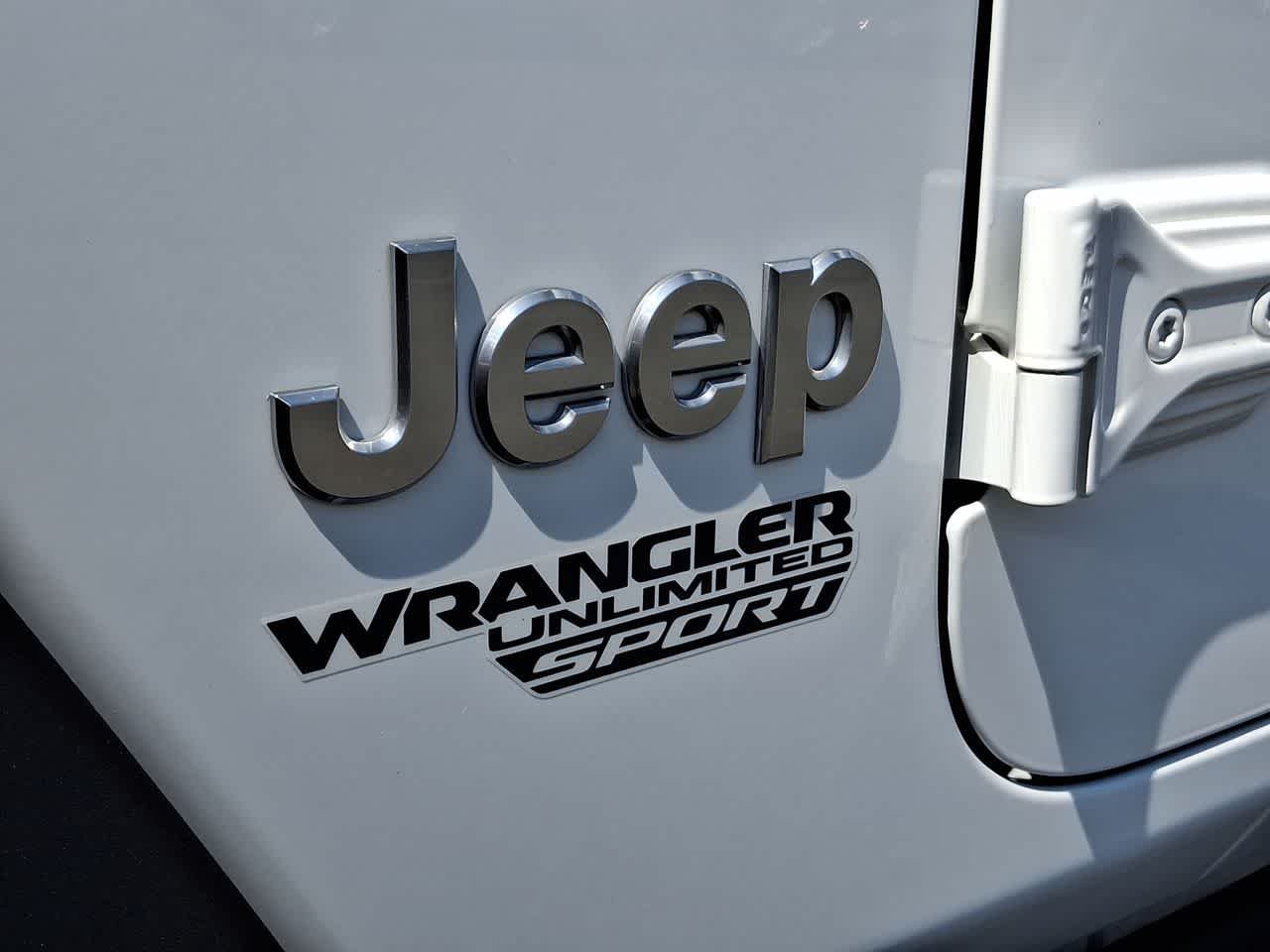 Used 2018 Bright White Clearcoat Jeep Sport S image 28
