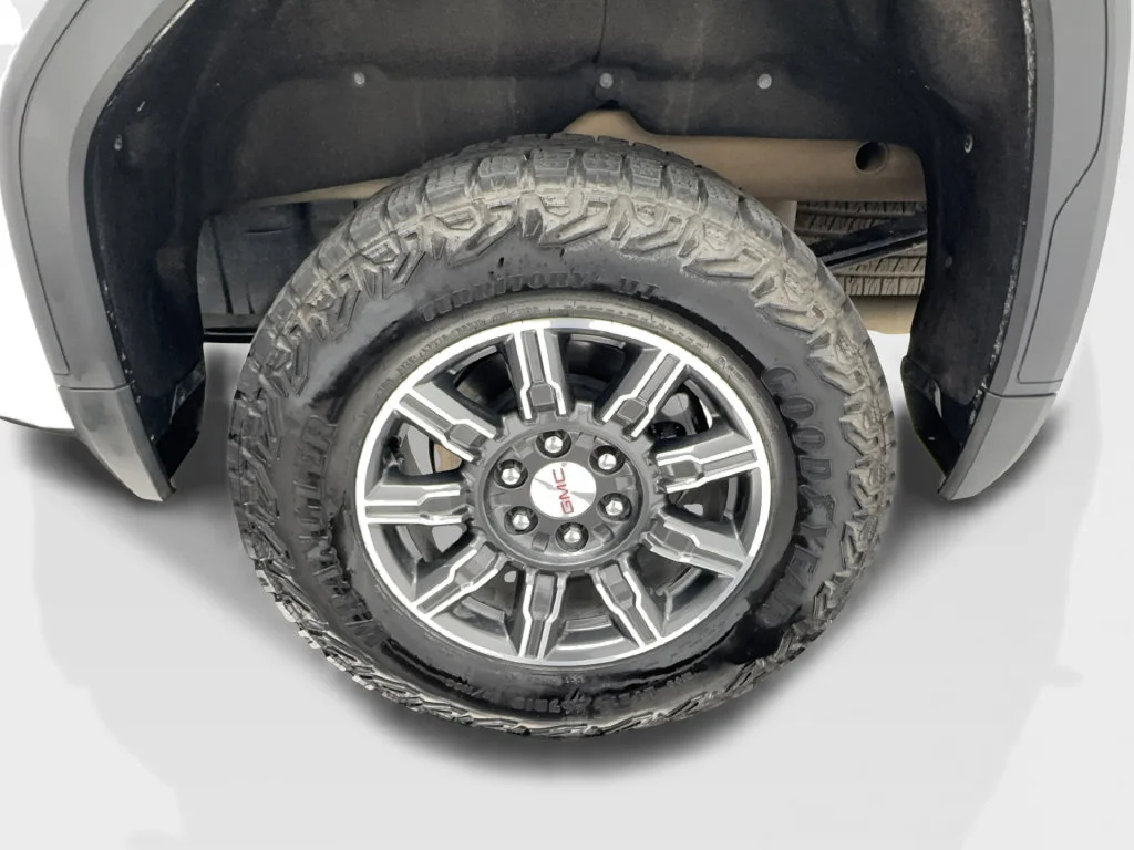 Used 2025 White GMC AT4 image 16