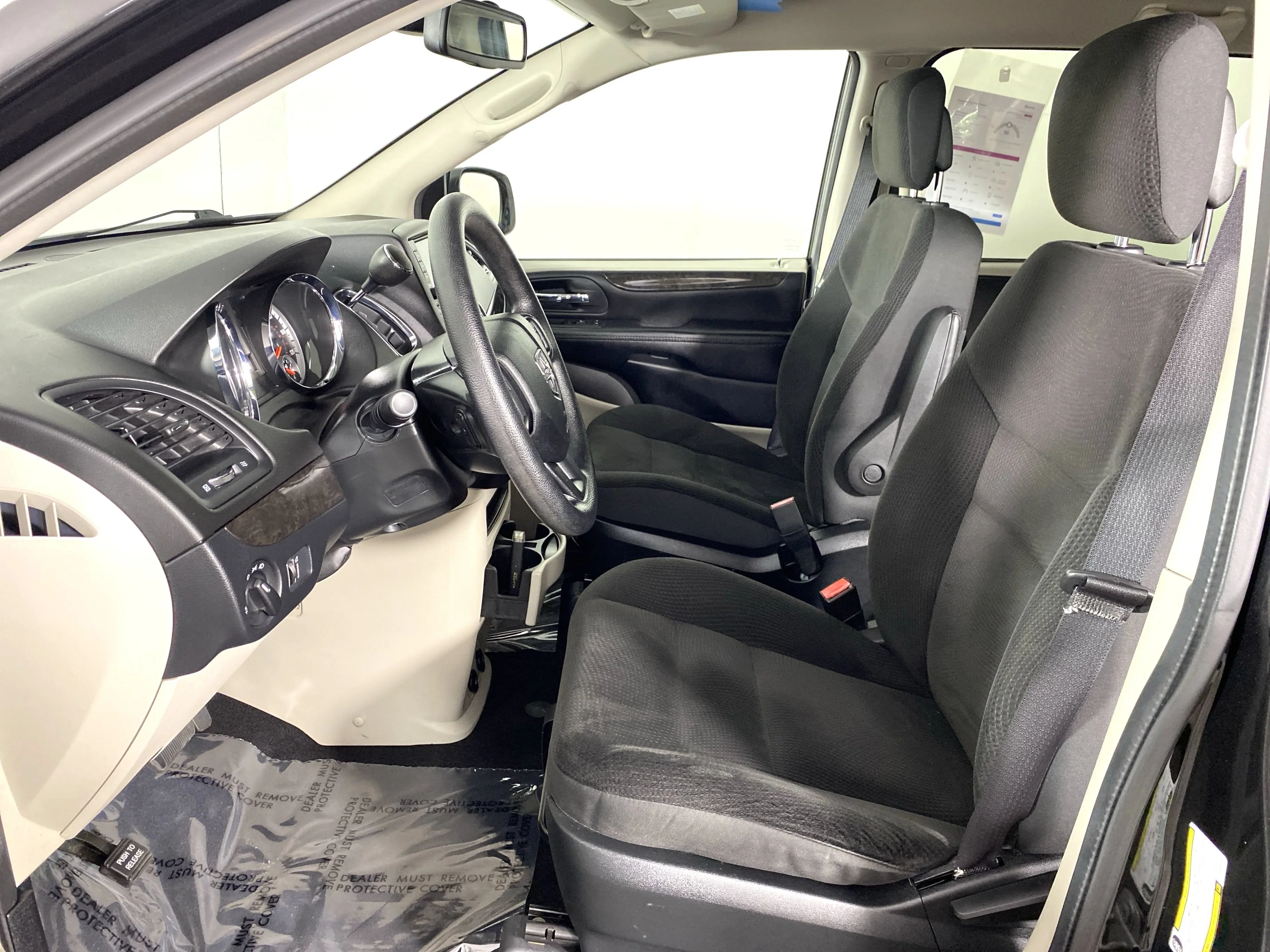 Used 2019 Black Onyx Crystal Pearlcoat Dodge SE image 14