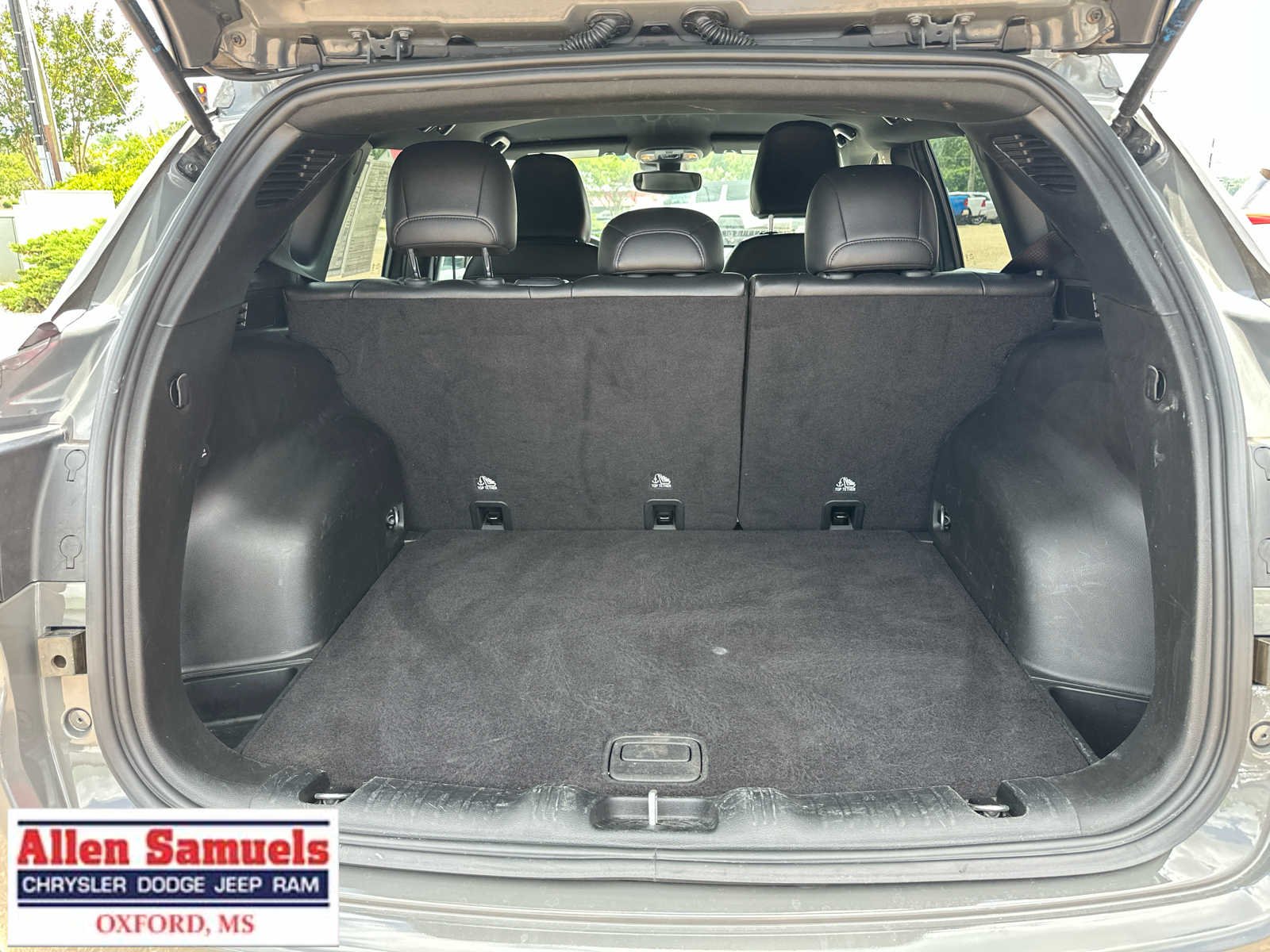 Used 2024 Sting-Gray Clearcoat Jeep Latitude image 33