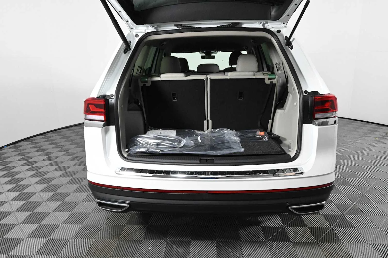 New 2026 Opal White Pearl Volkswagen 2.0T SE image 9