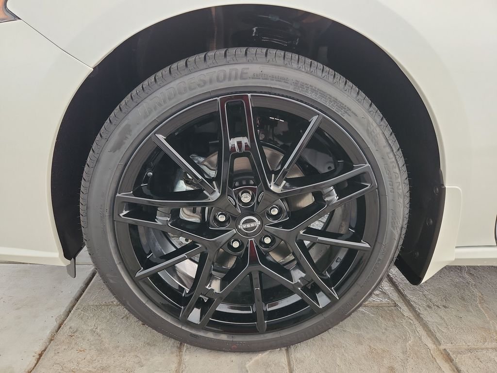 New 2026 Pearl White TriCoat / Super Black Two-tone Nissan 2.5 SR image 22