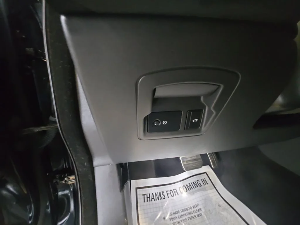 Used 2023 Black Land Rover R-Dynamic S MHEV image 32