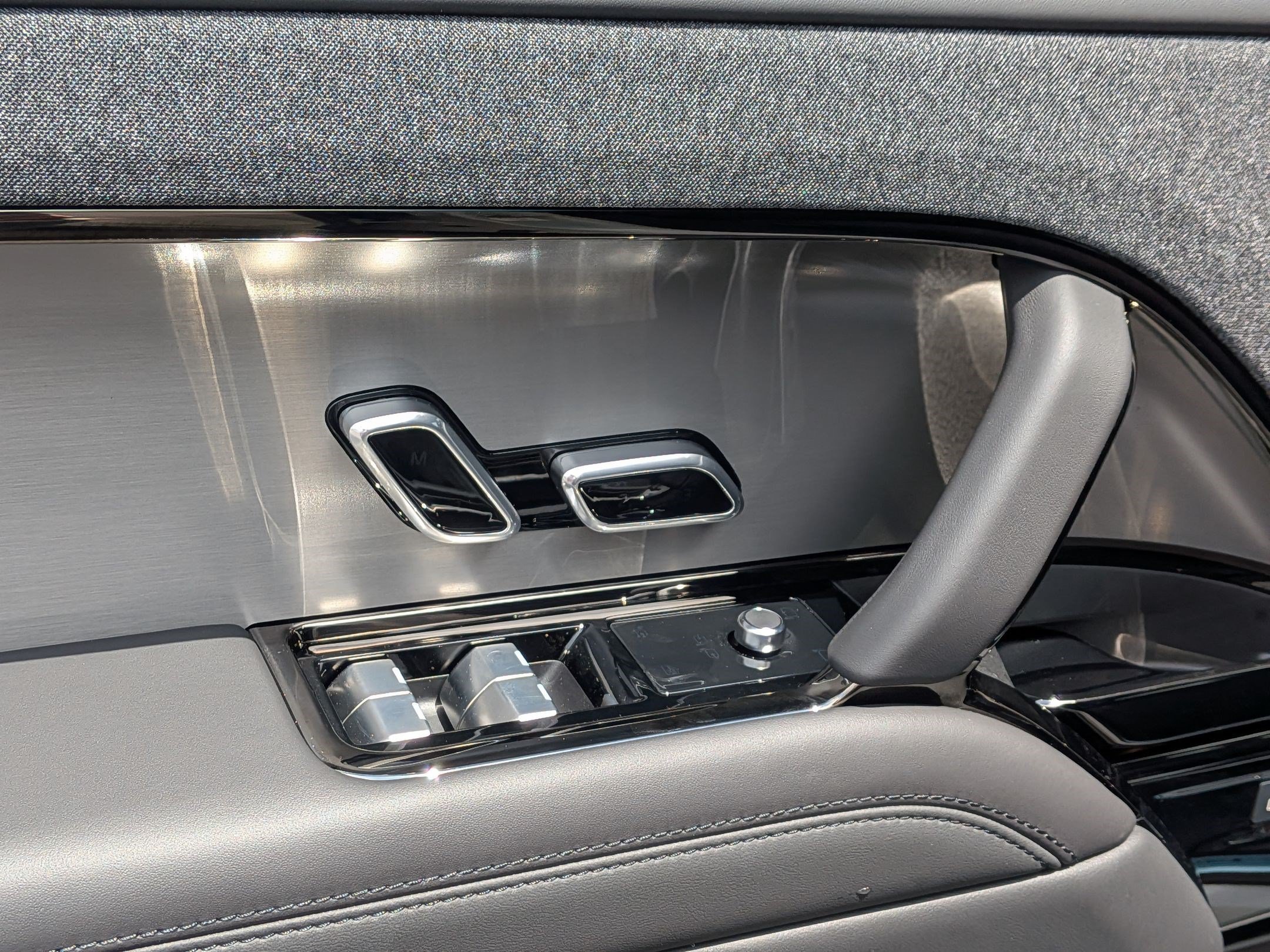 New 2026 Borasco Grey Land Rover P360 SE image 13