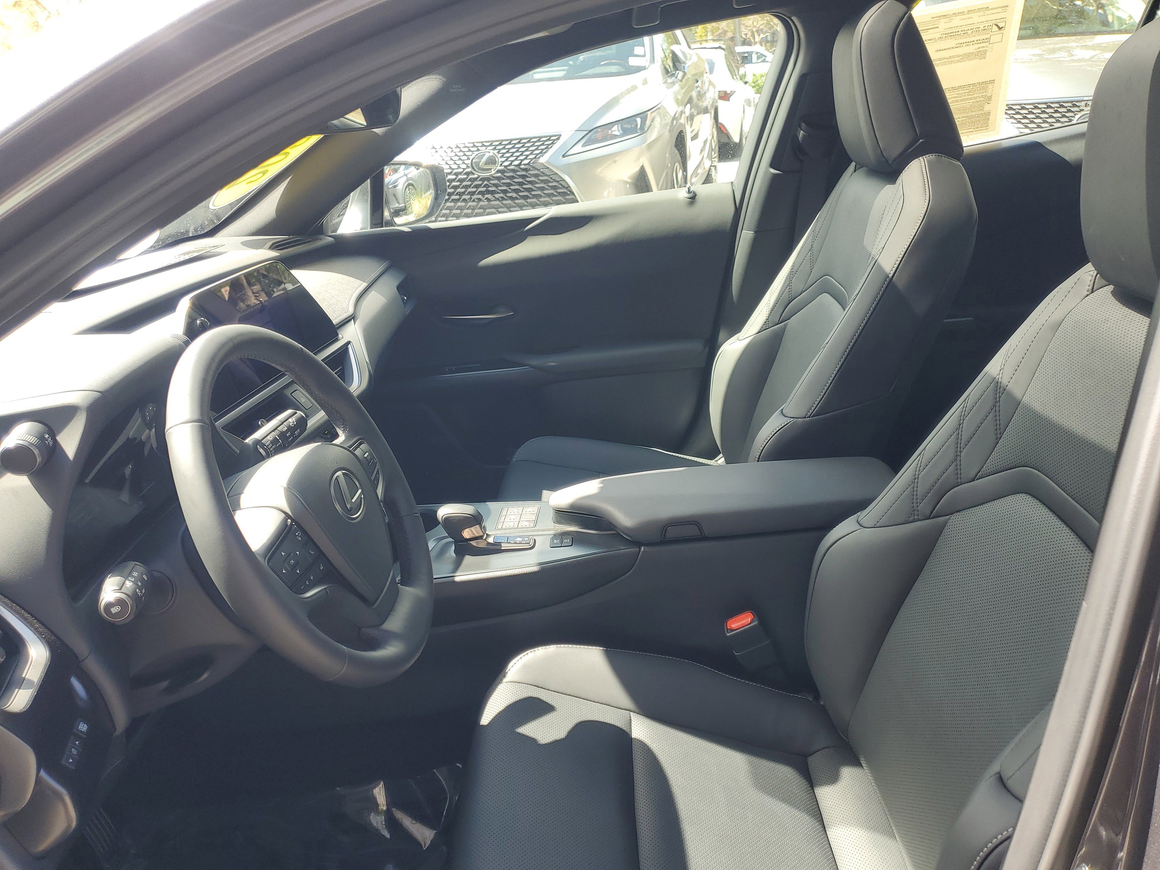 2025 Lexus UX Hybrid 300h - Photo 15