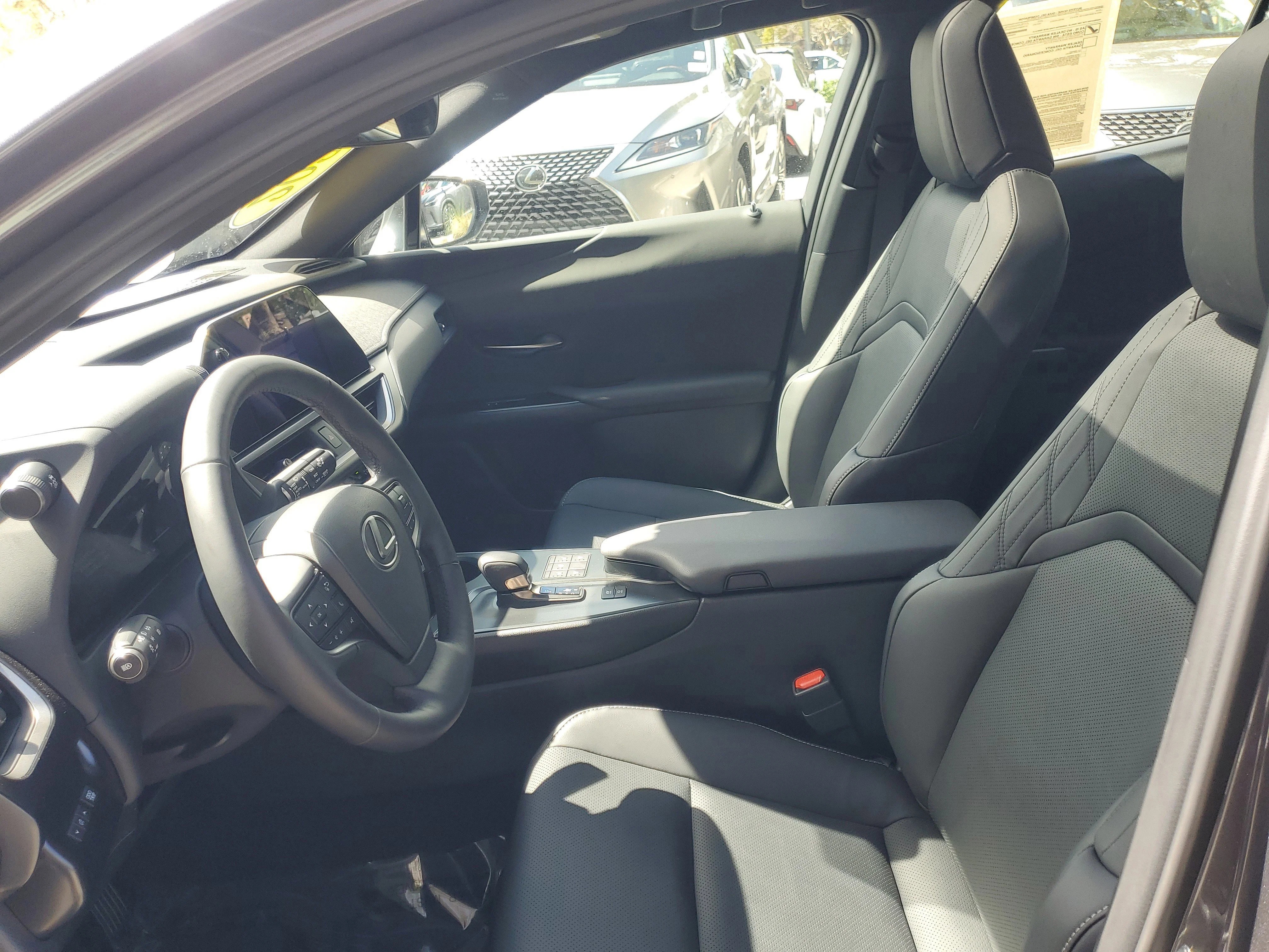 2025 Lexus UX Hybrid 300h - Photo 15