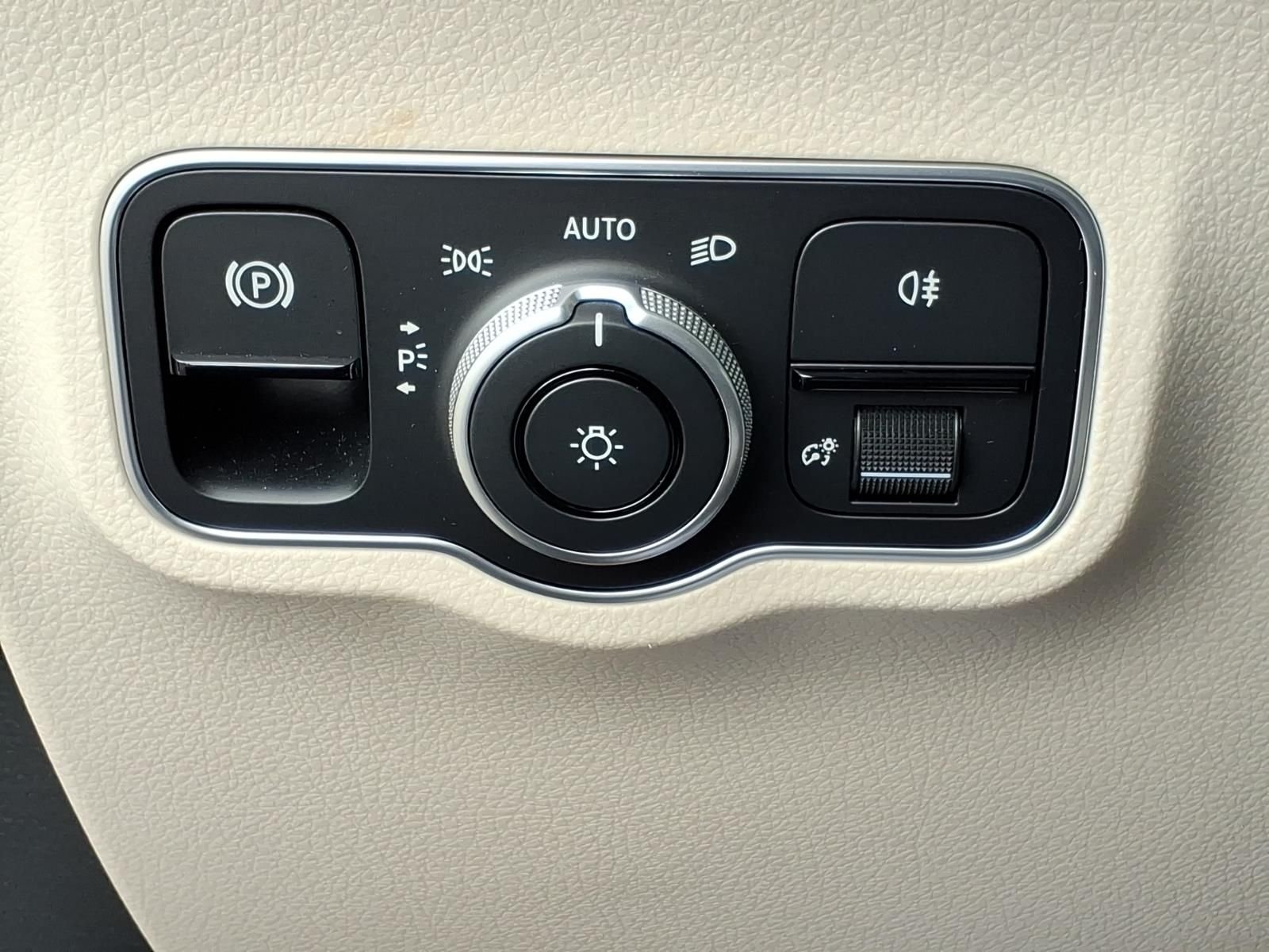 Certified Used 2025  Mercedes-Benz 350 image 17