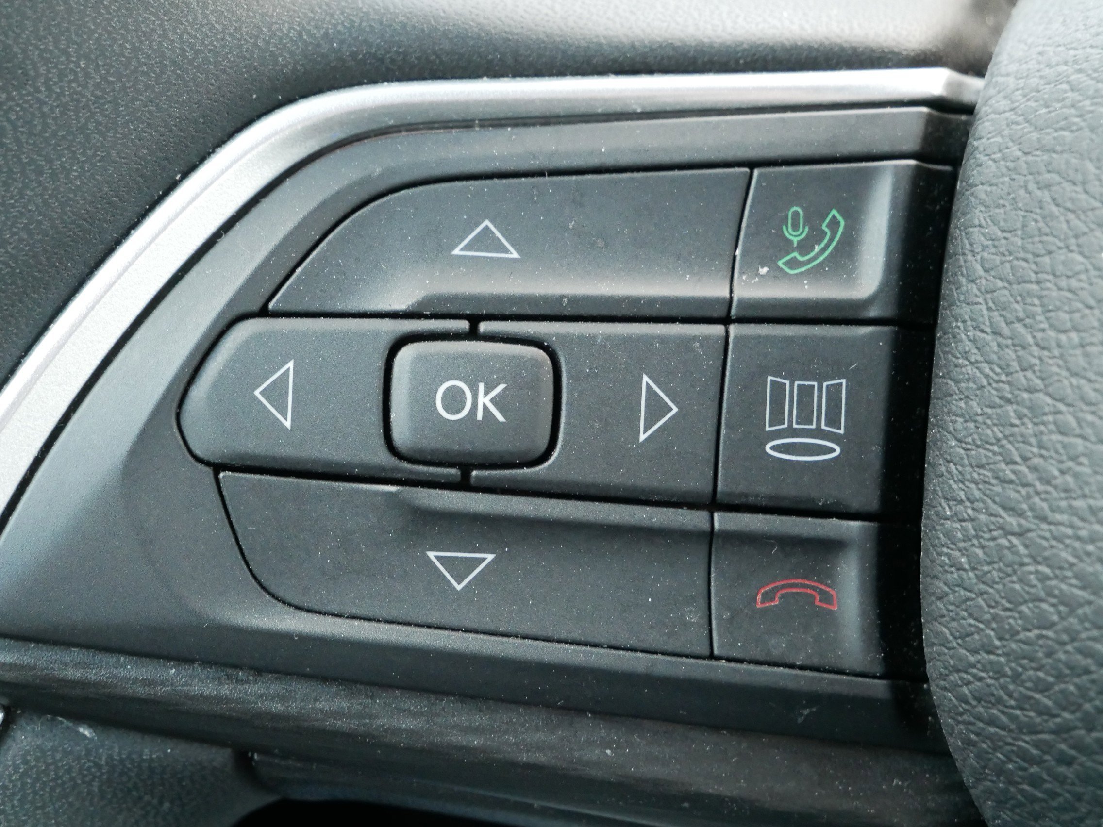 Used 2024 Diamond Black Crystal Pearlcoat Jeep Altitude image 20