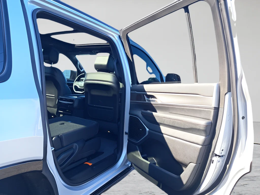 New 2026 Silver-Zynith Exterior Paint Jeep  image 13