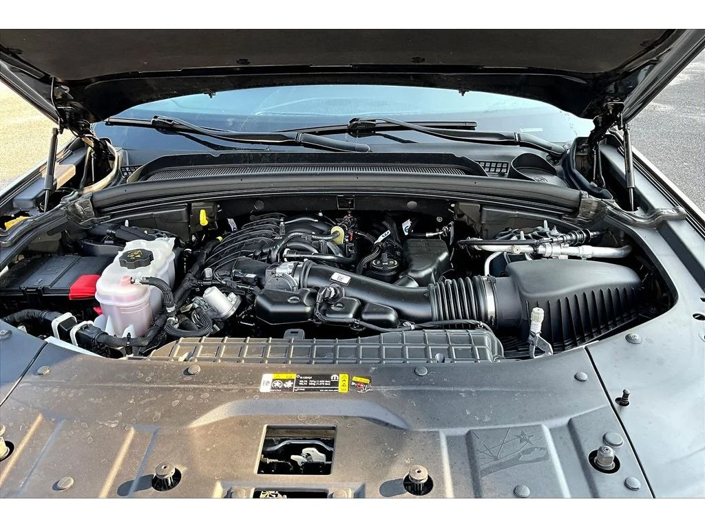 Used 2025  Jeep Altitude image 8