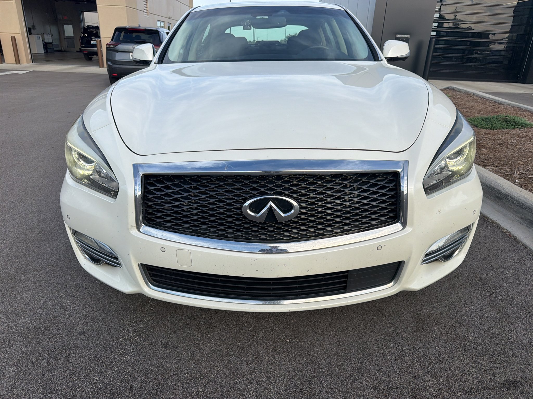 Used 2016 Majestic White INFINITI 5.6 image 2