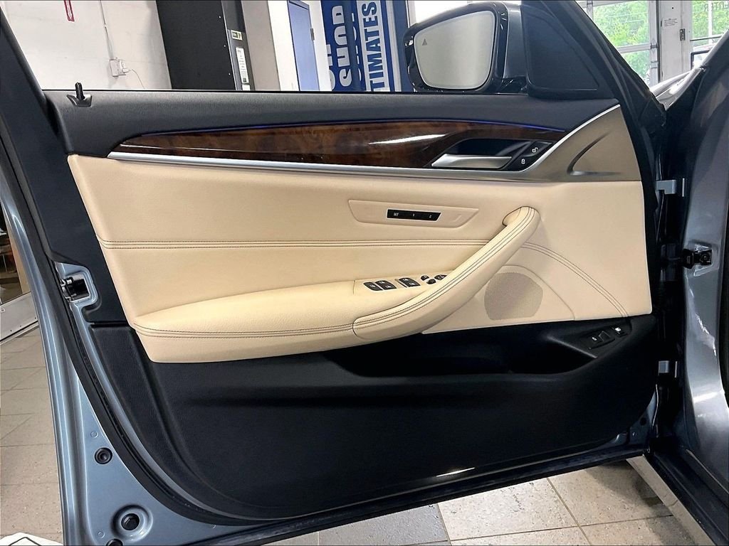Used 2019 Blue BMW 530e xDrive iPerformance image 9