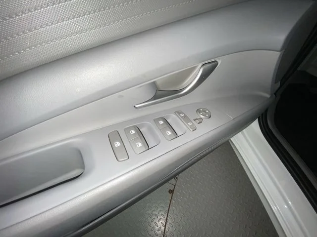 Used 2024 White Hyundai SEL image 13