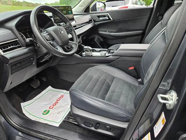 Used 2025  Mitsubishi SE image 10