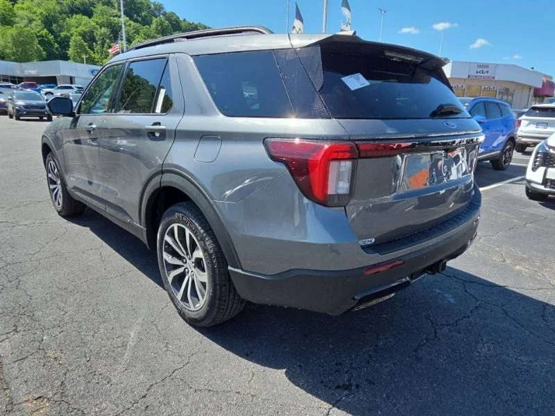 New 2026 Carbonized Gray Metallic Ford ST-Line image 5