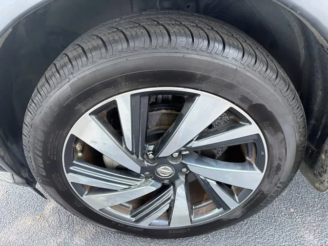 Used 2018 Black Nissan Platinum image 11