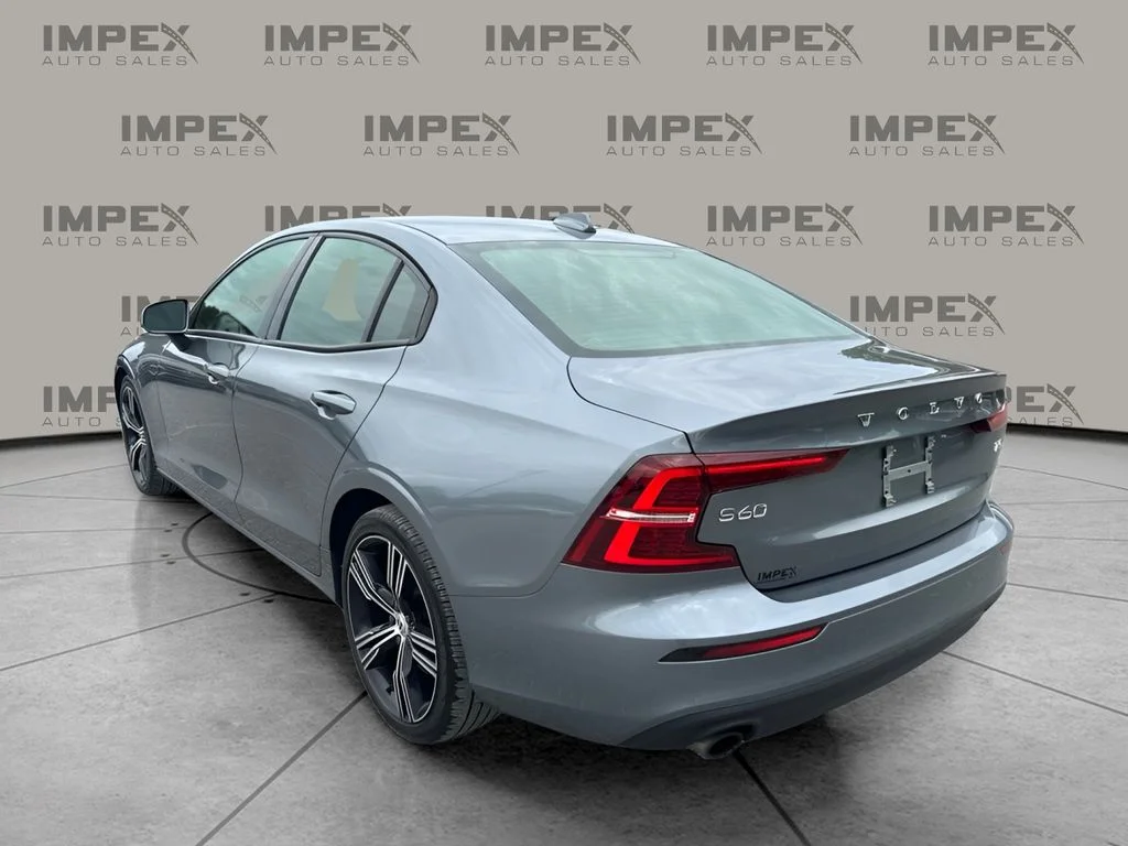 Used 2020 Gray Volvo T5 Momentum image 3