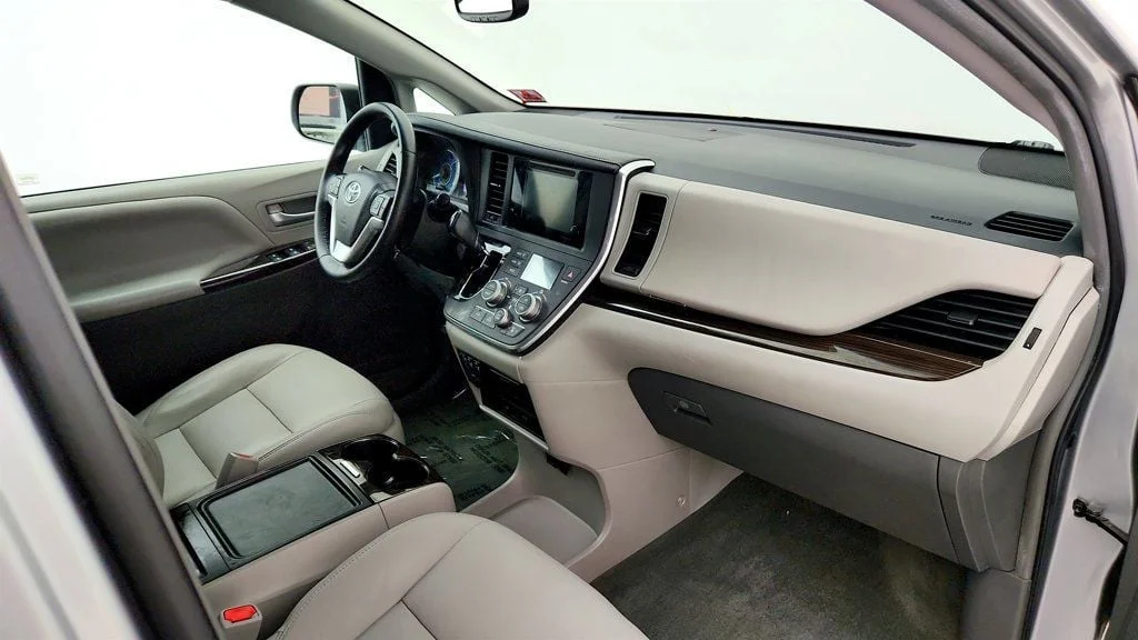 Used 2017 Silver Sky Metallic Toyota XLE Premium AWD 7-Passenger image 26
