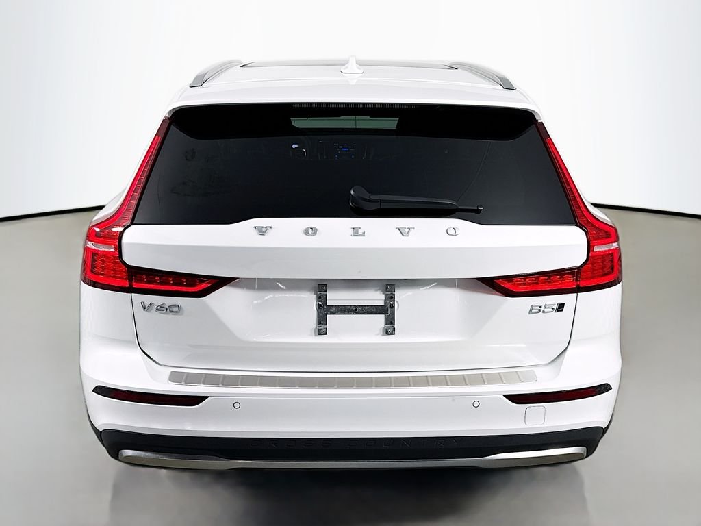 Used 2024 White Volvo B5 Plus image 10