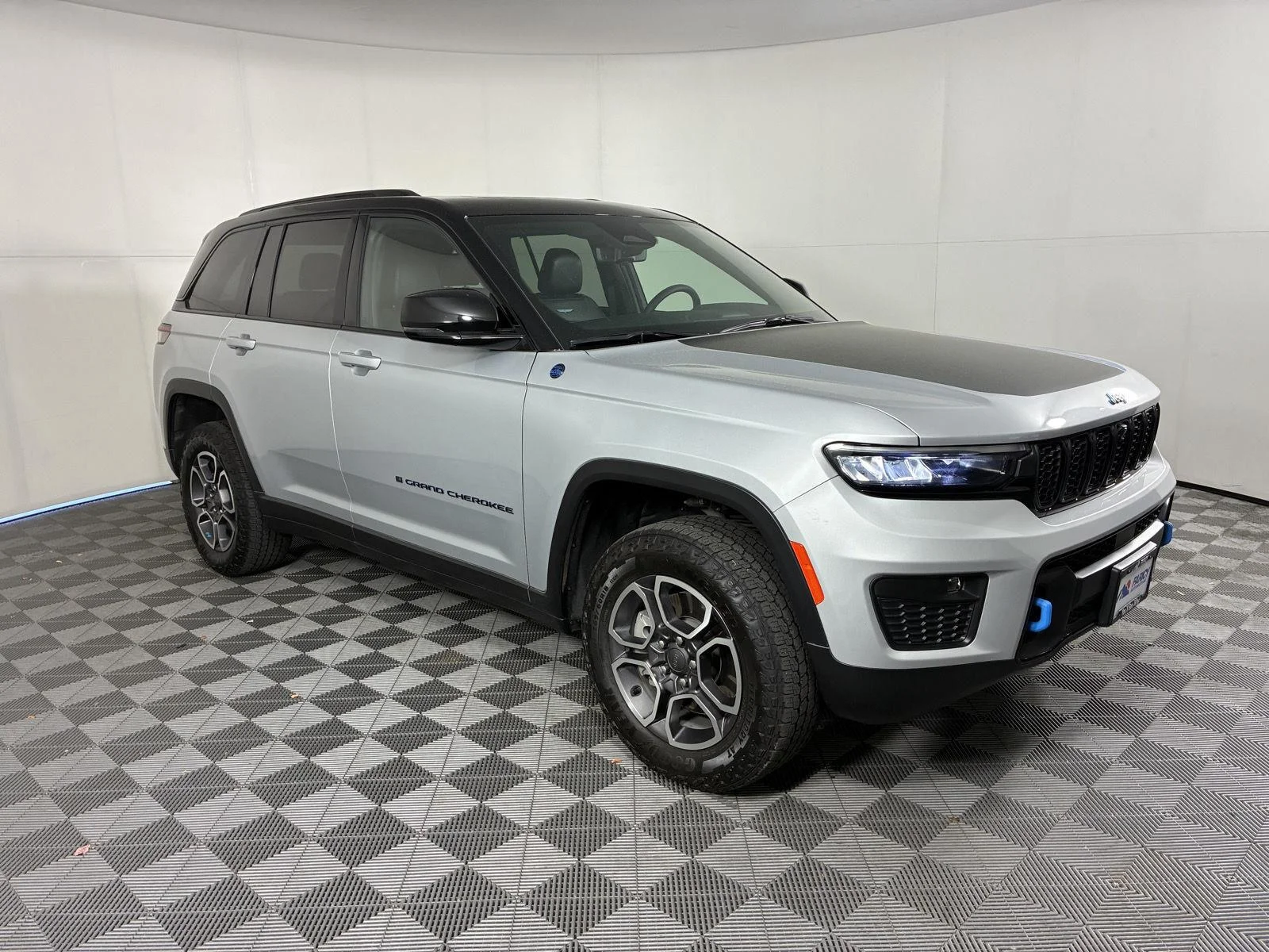 Used 2023 Silver Zynith Jeep Trailhawk image 2
