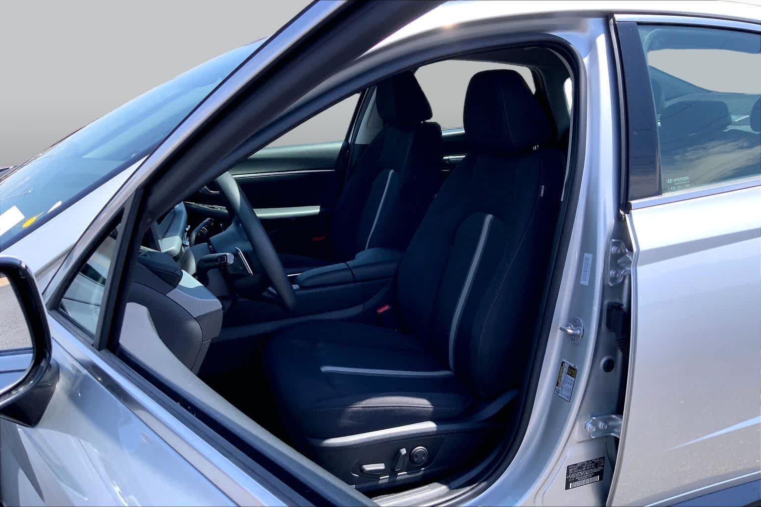 Used 2025 Aero Silver Hyundai SEL image 8
