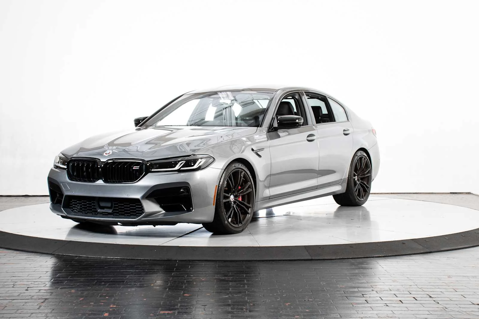 2023 BMW M5 -'s photo