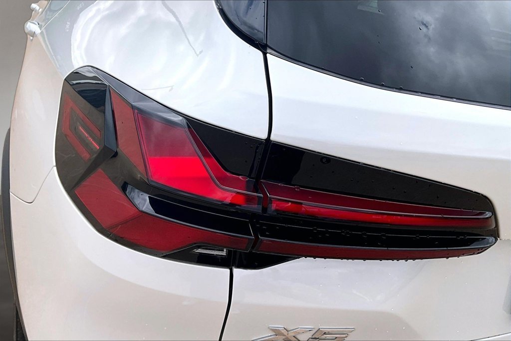 Used 2024 White BMW xDrive40i image 30