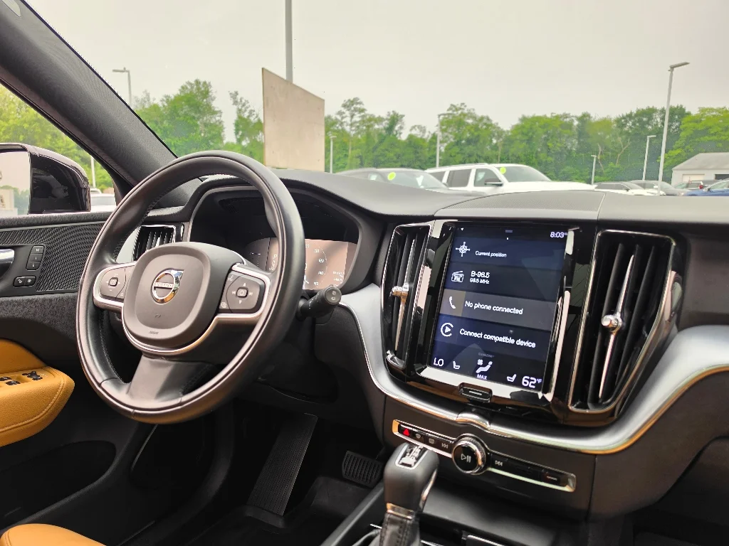 Used 2019 Onyx Black Metallic Volvo T6 Momentum image 28