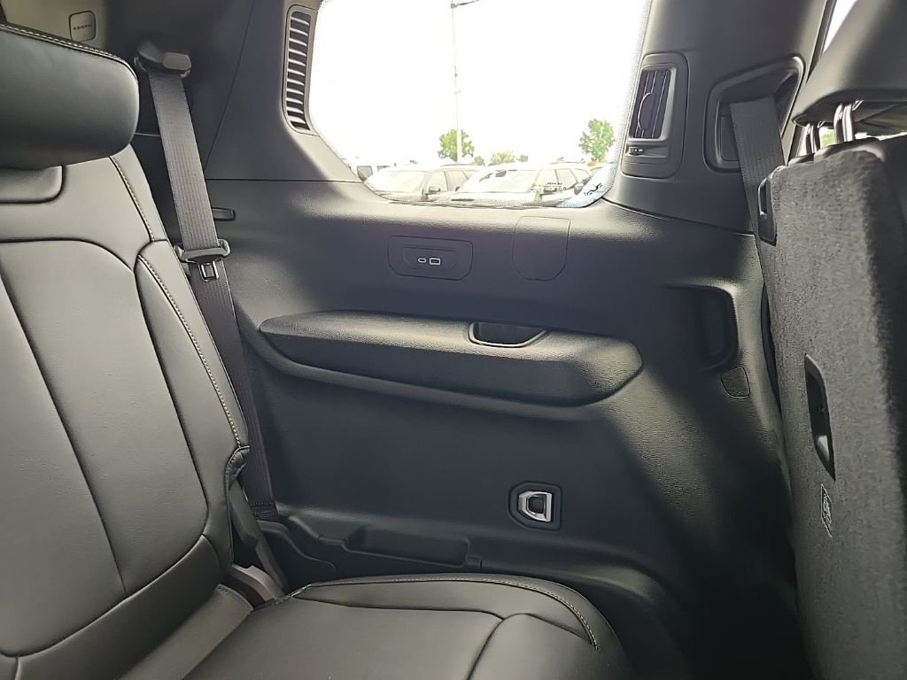 New 2026 Diamond Black Crystal Pearl-Coat Exterior Paint Jeep  image 94