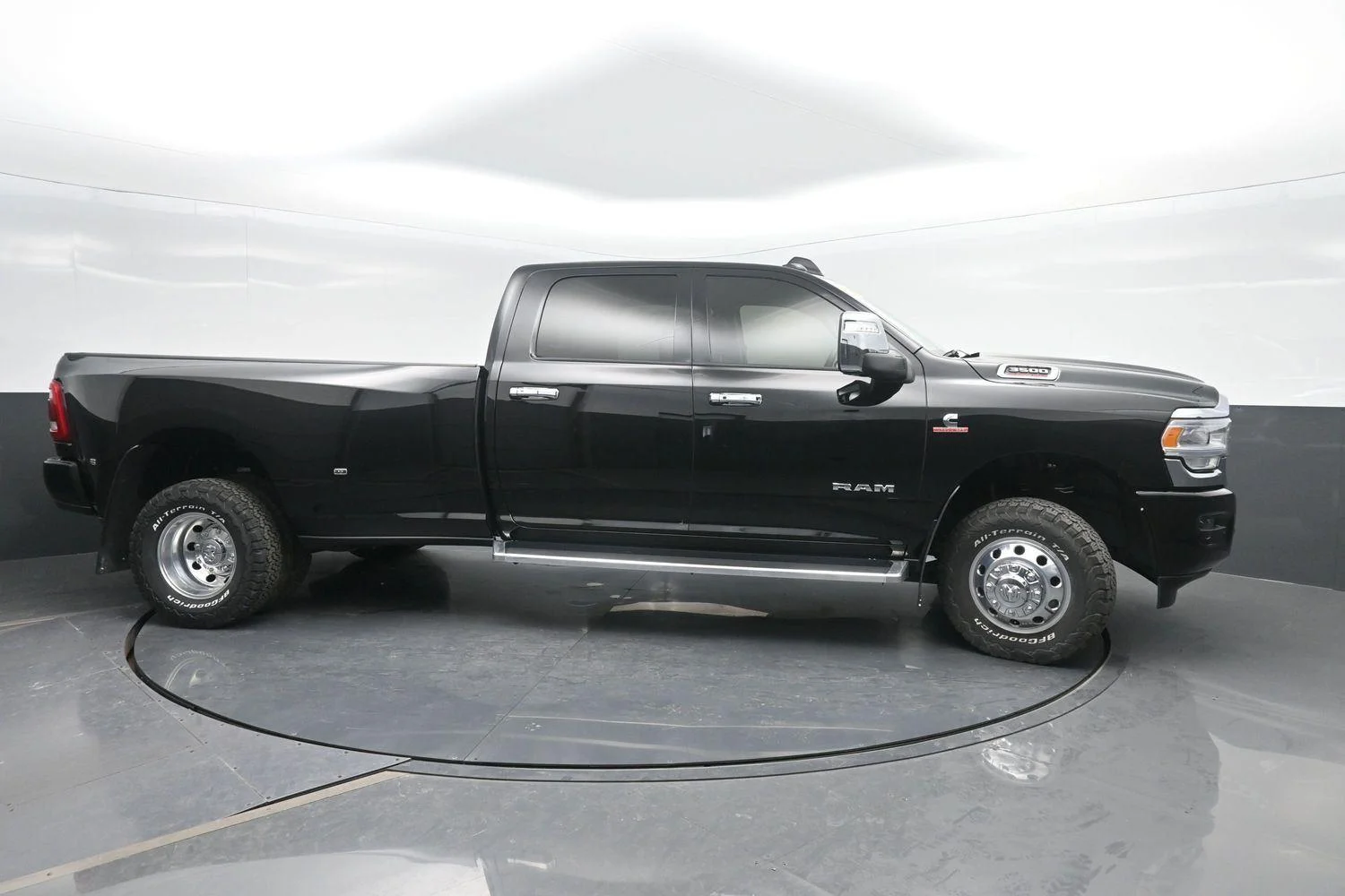 Used 2024 Diamond Black Crystal Pearlcoat Ram Laramie image 3